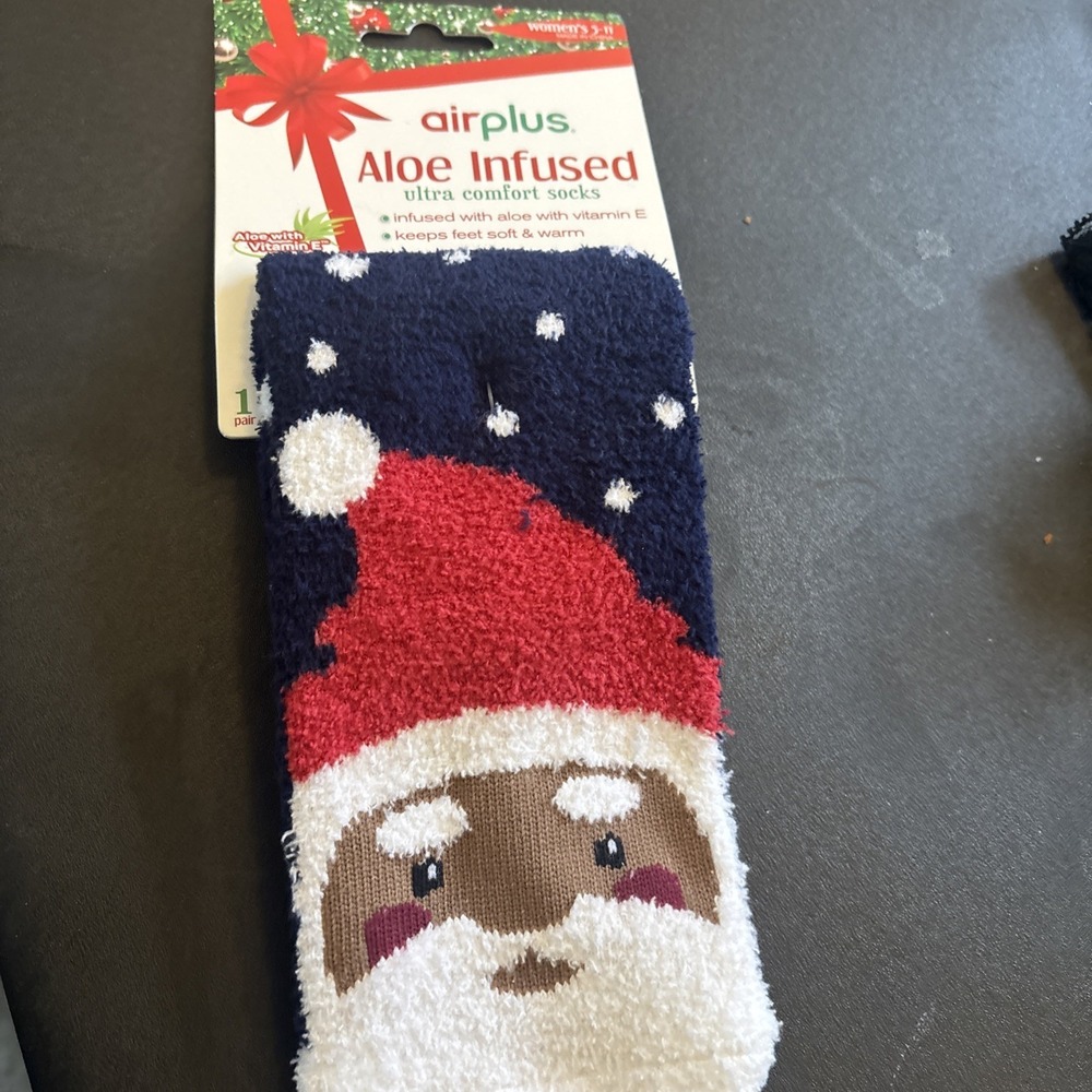 Aloe Infused Christmas Crew Socks SANTA Holiday Fits Shoe 5-11  NEW